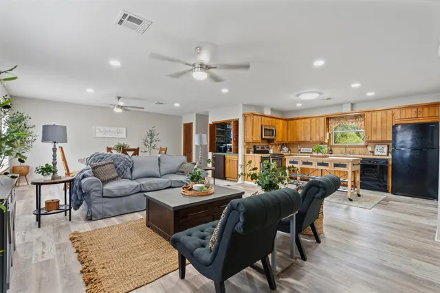 Photo 3 — 710 White Rock, Marietta, OK 73448
