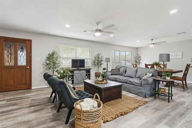Photo 4 — 710 White Rock, Marietta, OK 73448