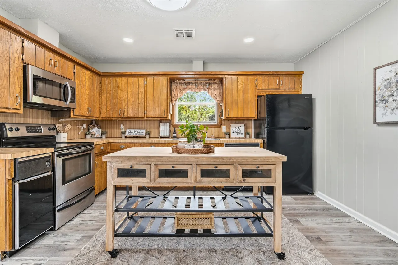 Photo 11 — 710 White Rock, Marietta, OK 73448