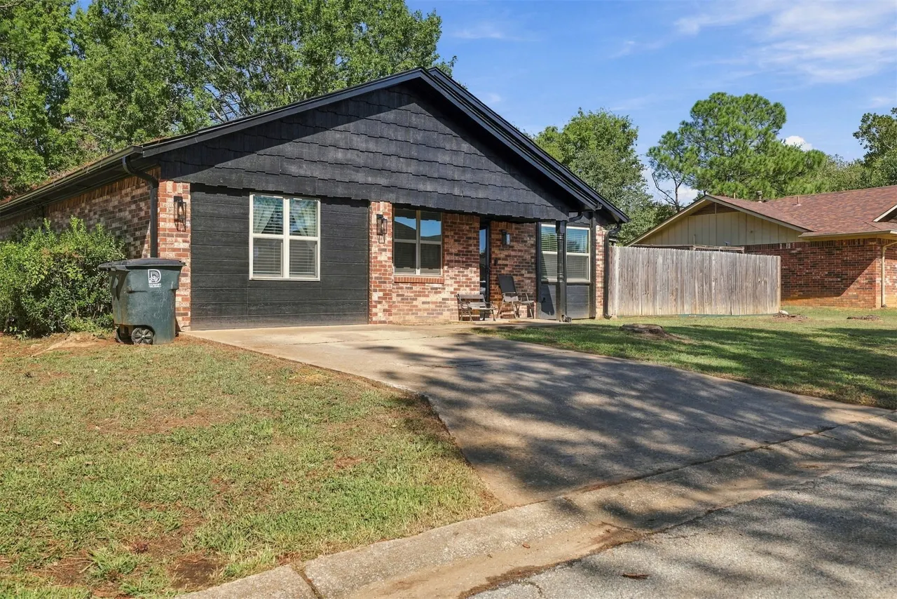 Photo 2 — 5431 Roadrunner Drive, Durant, OK 74701
