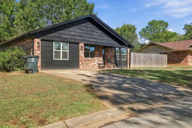 Photo 2 — 5431 Roadrunner Drive, Durant, OK 74701