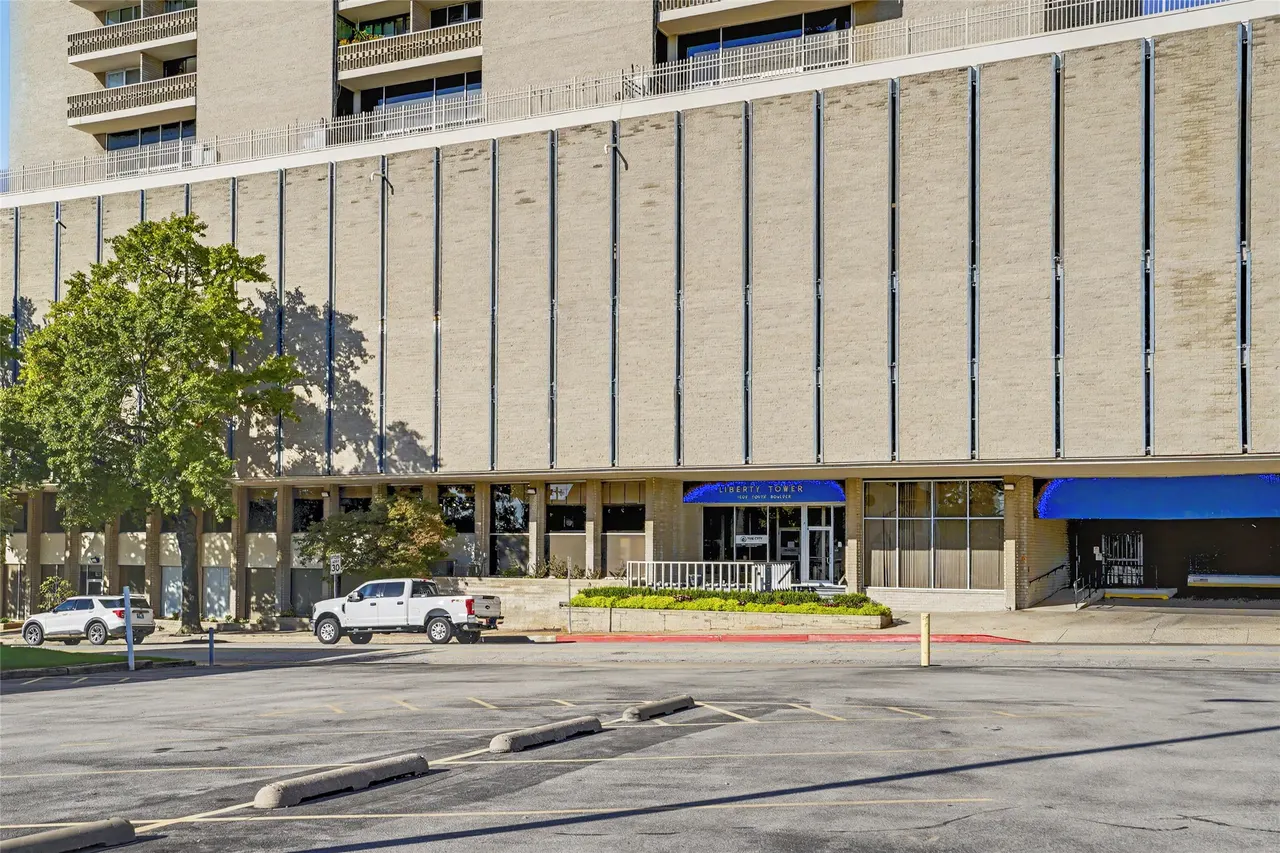 Photo 2 — 1502 S Boulder Avenue 18L, Tulsa, OK 74119