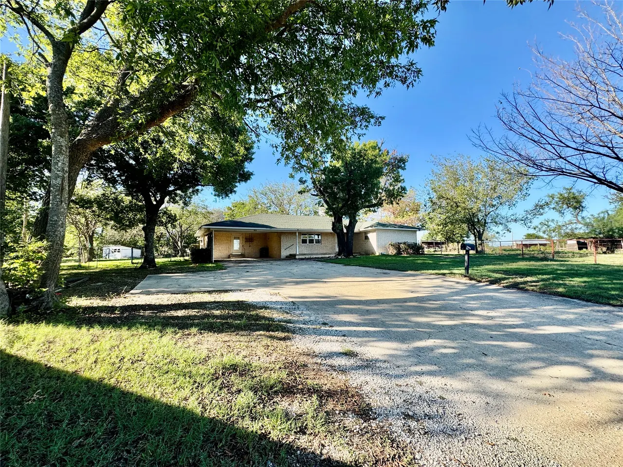 Photo 34 — 613 E Cherokee, Marietta, OK 73448