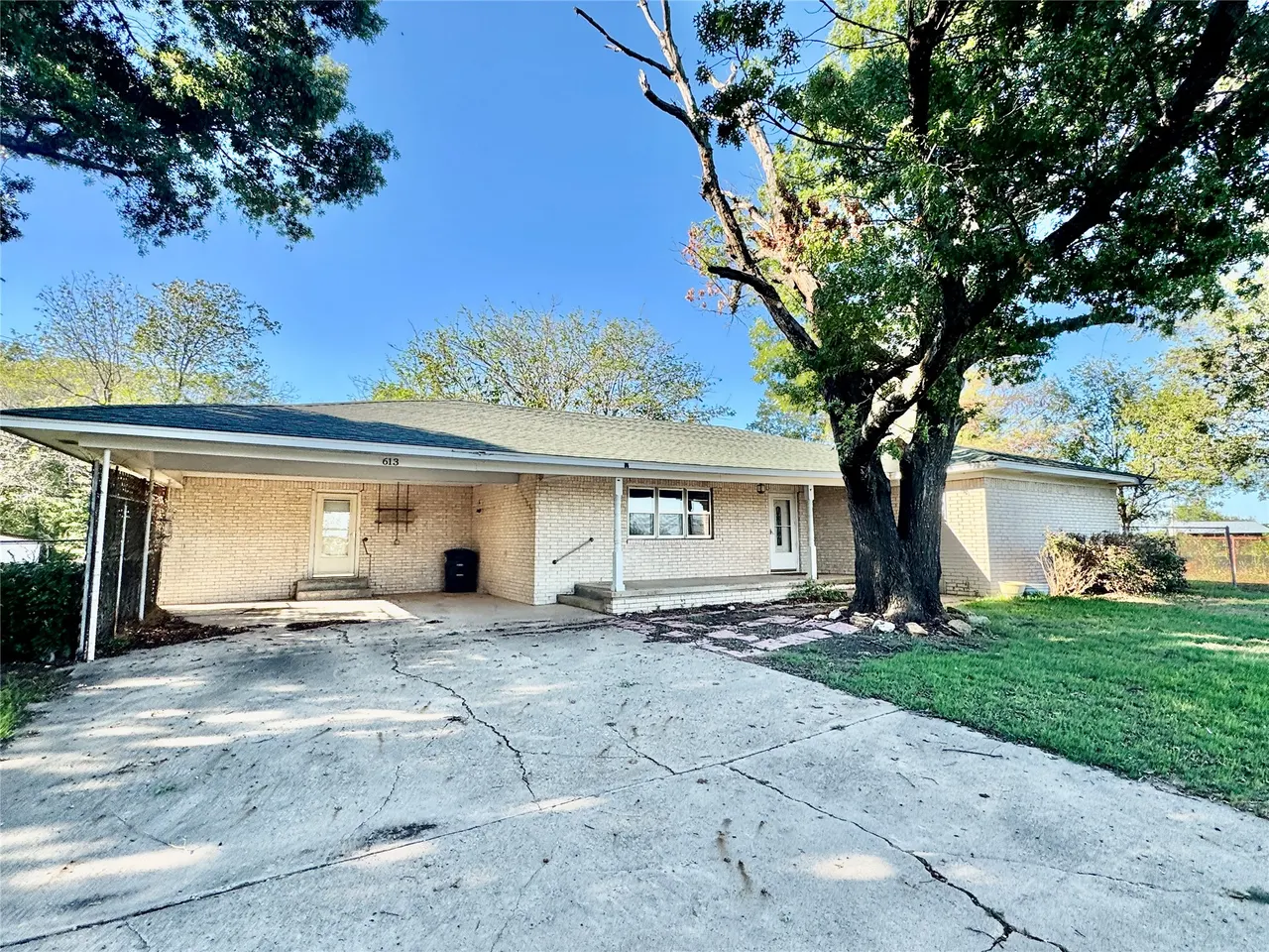 Front exterior — 613 E Cherokee, Marietta, OK 73448