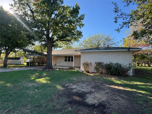 Photo 2 — 613 E Cherokee, Marietta, OK 73448