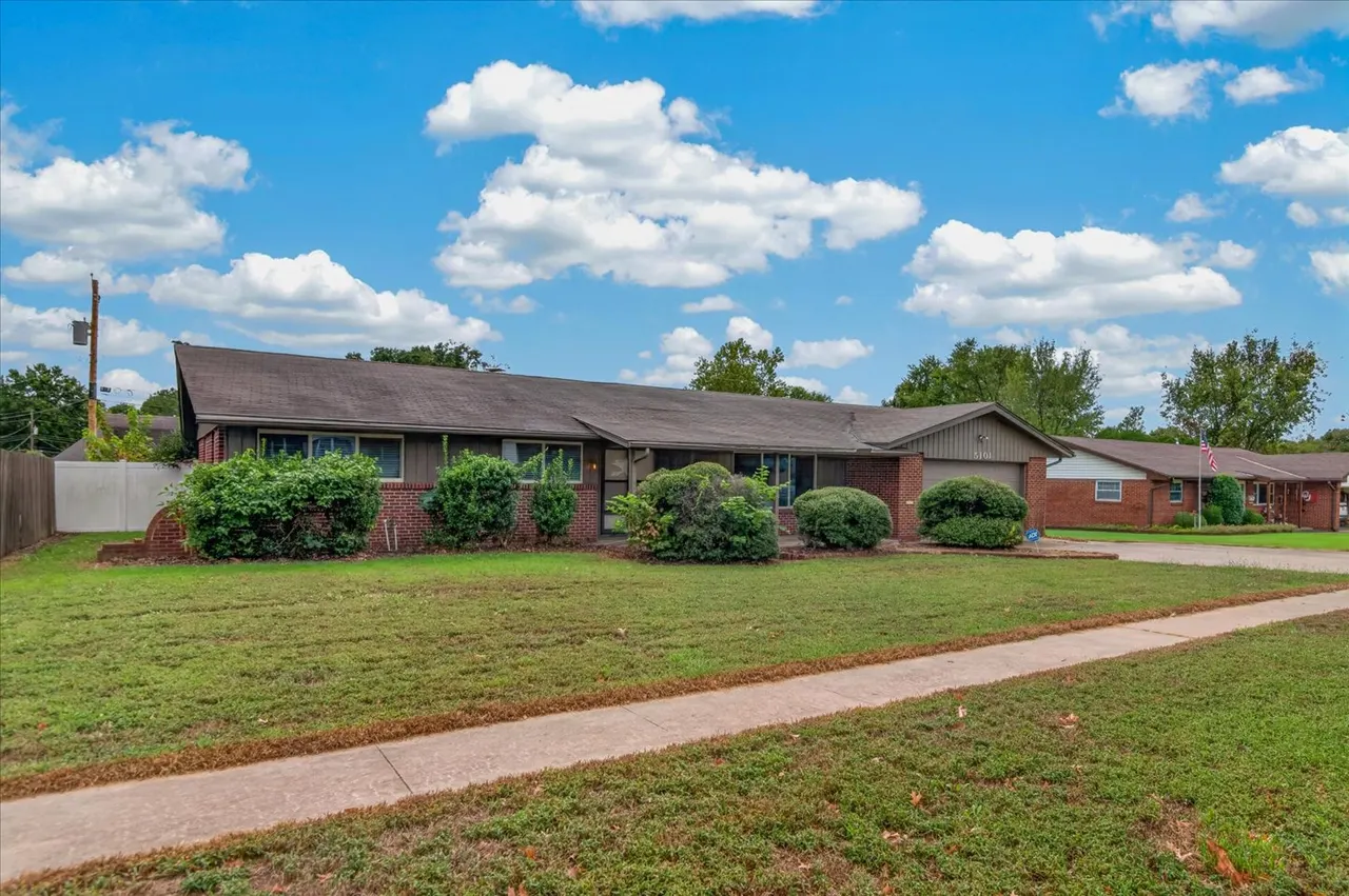 Photo 2 — 5101 Bridle Road, Bartlesville, OK 74006