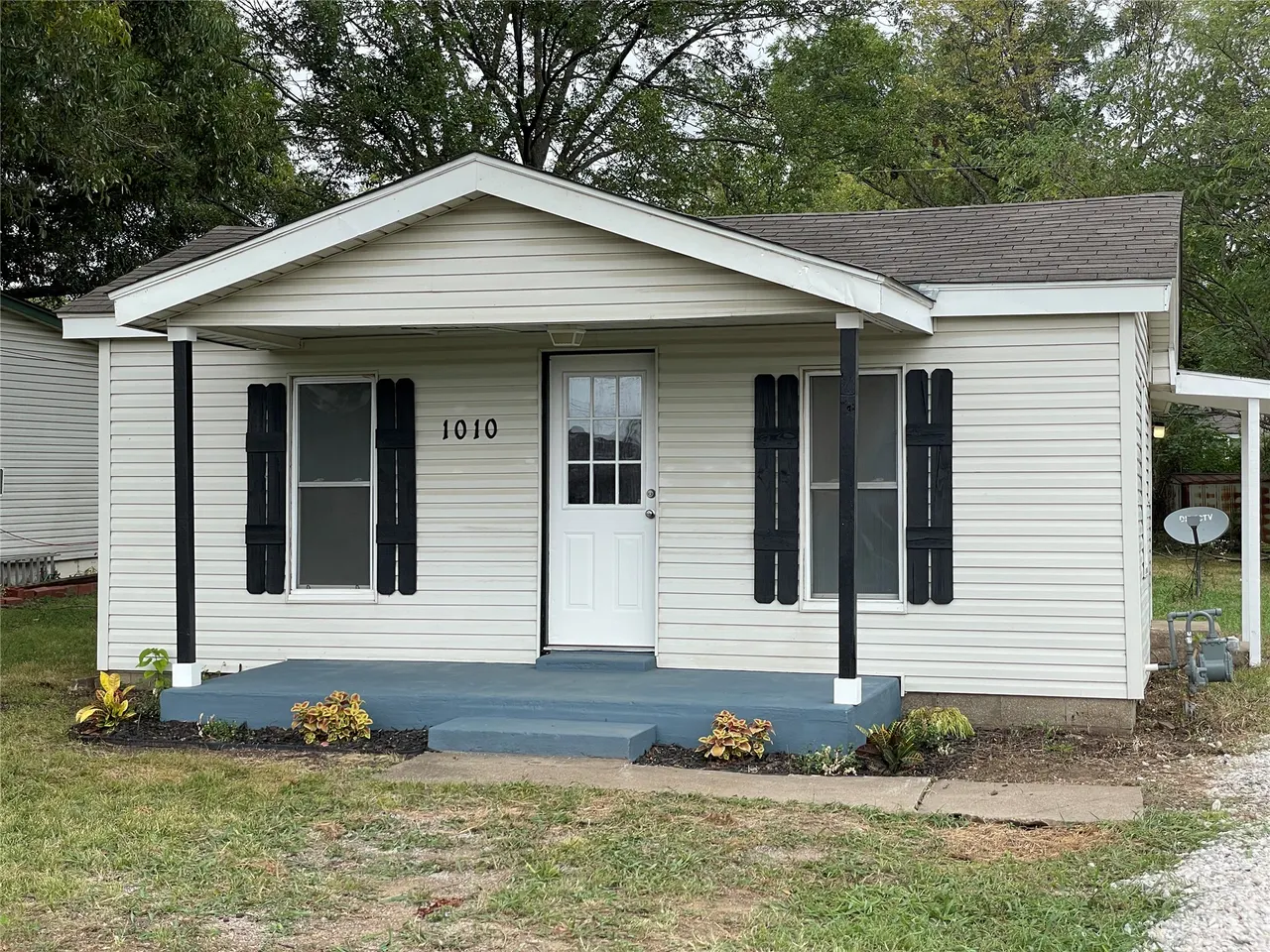 Front exterior — 1010 W Oak Street, Collinsville, OK 74021