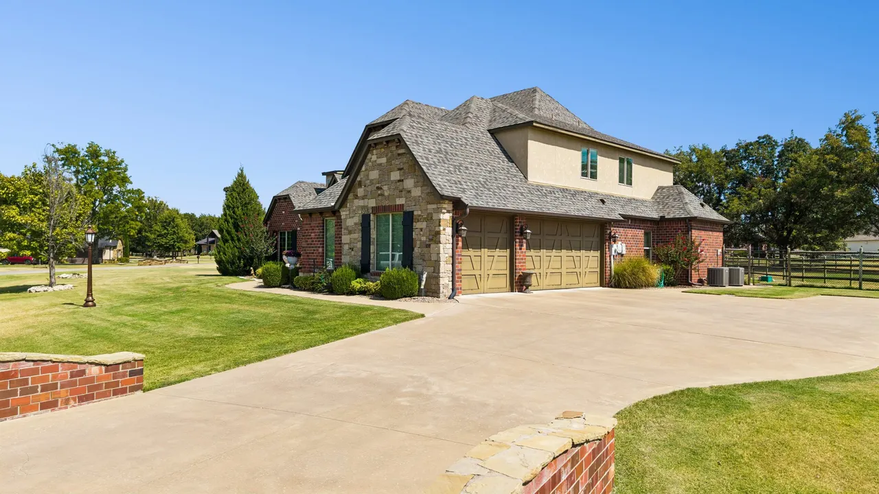 Photo 3 — 6381 N Locust Lane, Owasso, OK 74055