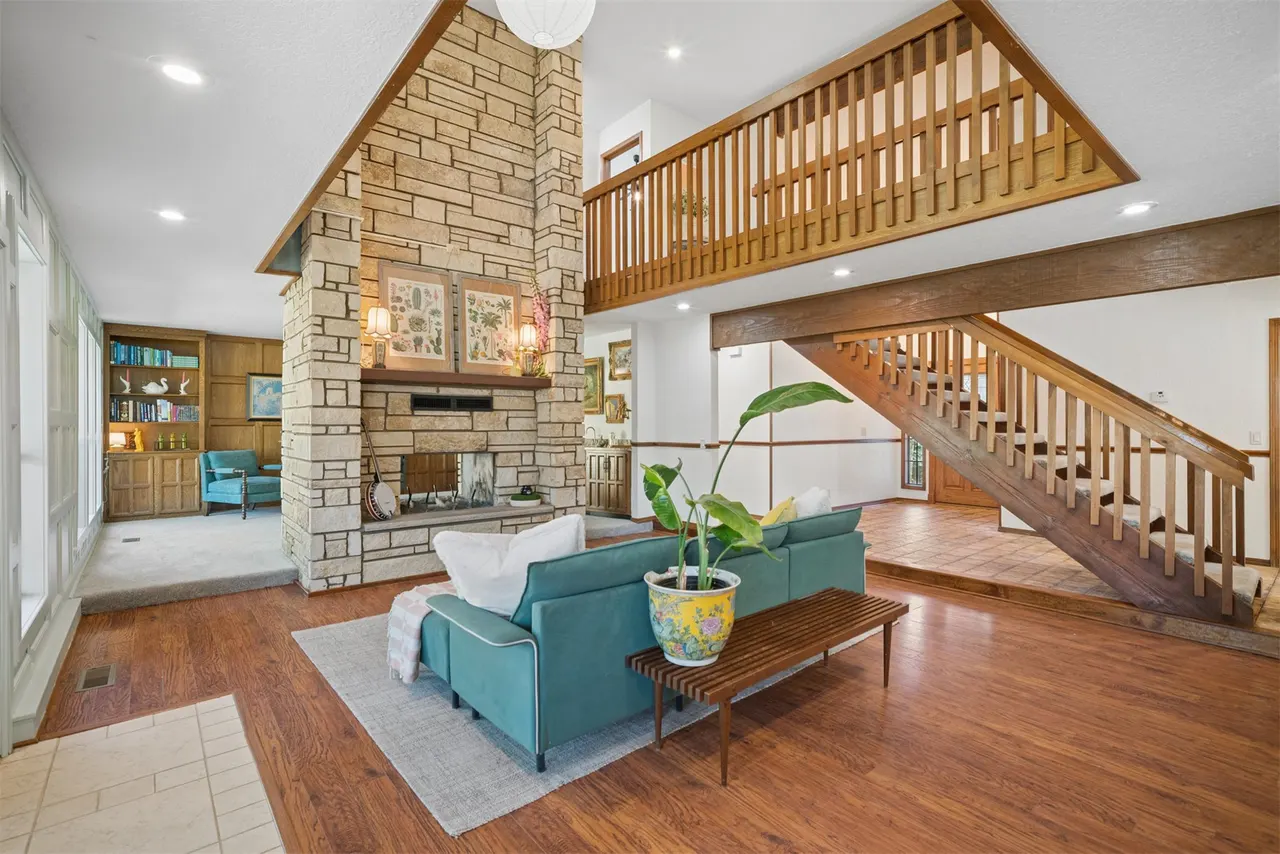 Photo 2 — 9718 S Lakewood Place, Tulsa, OK 74137