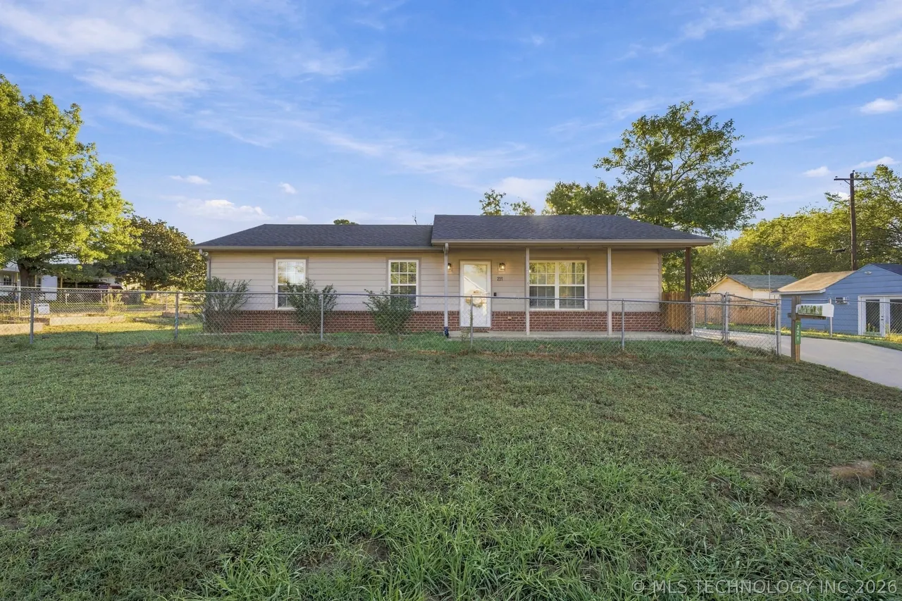 Front exterior — 221 N Hickory Street, Bristow, OK 74010