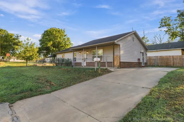 Photo 3 — 221 N Hickory Street, Bristow, OK 74010