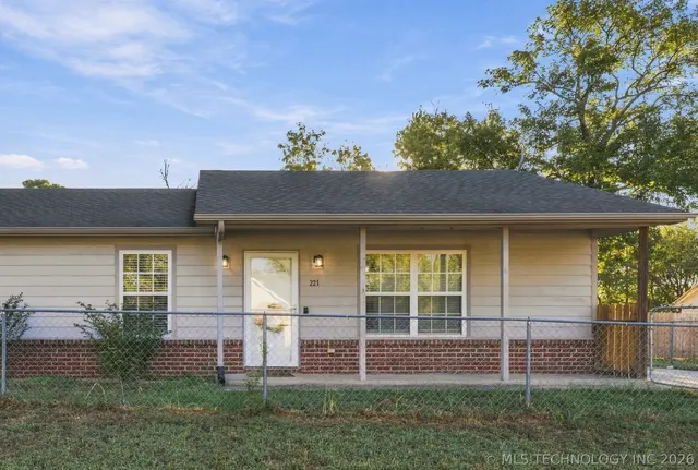 Photo 4 — 221 N Hickory Street, Bristow, OK 74010