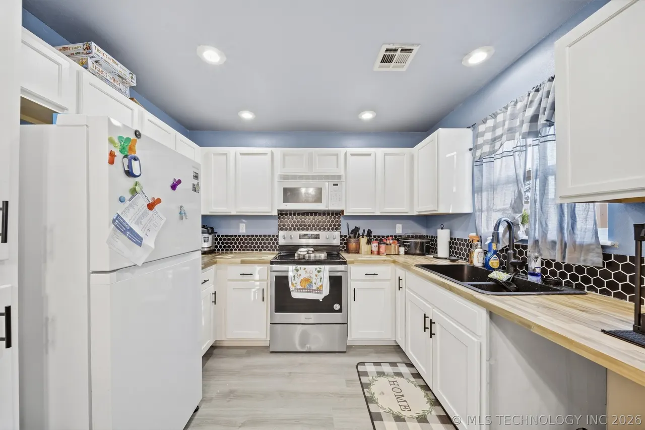 Photo 9 — 221 N Hickory Street, Bristow, OK 74010