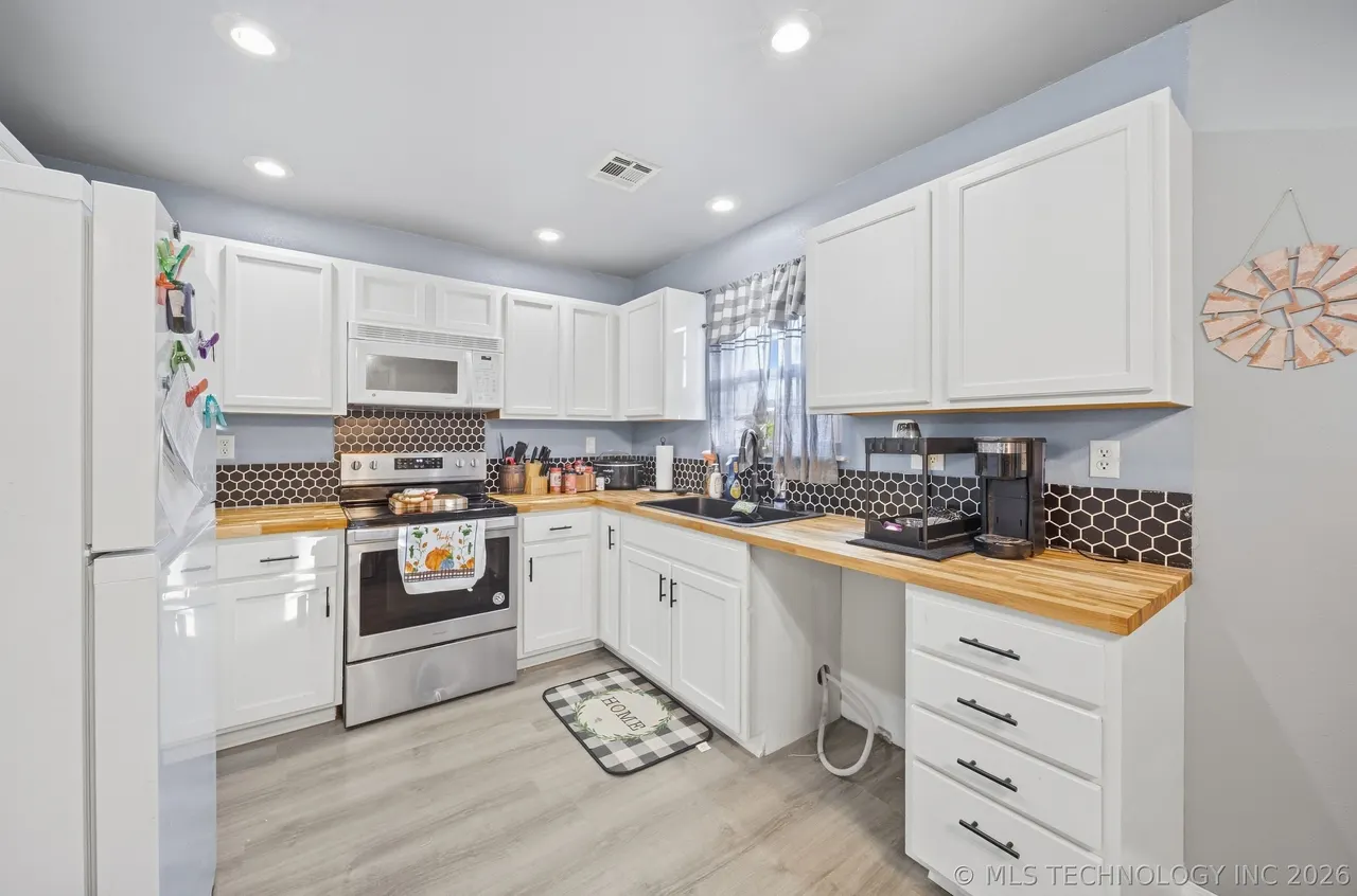 Photo 10 — 221 N Hickory Street, Bristow, OK 74010