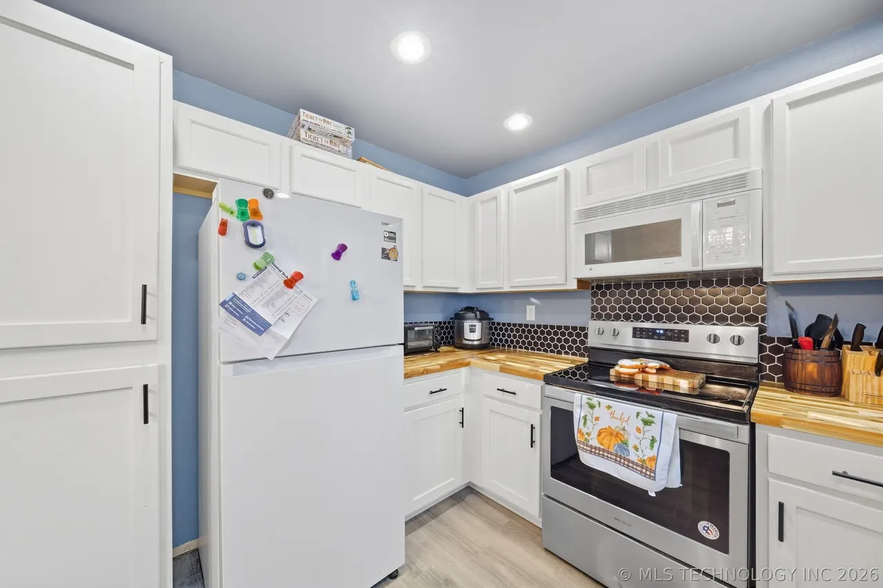Photo 11 — 221 N Hickory Street, Bristow, OK 74010