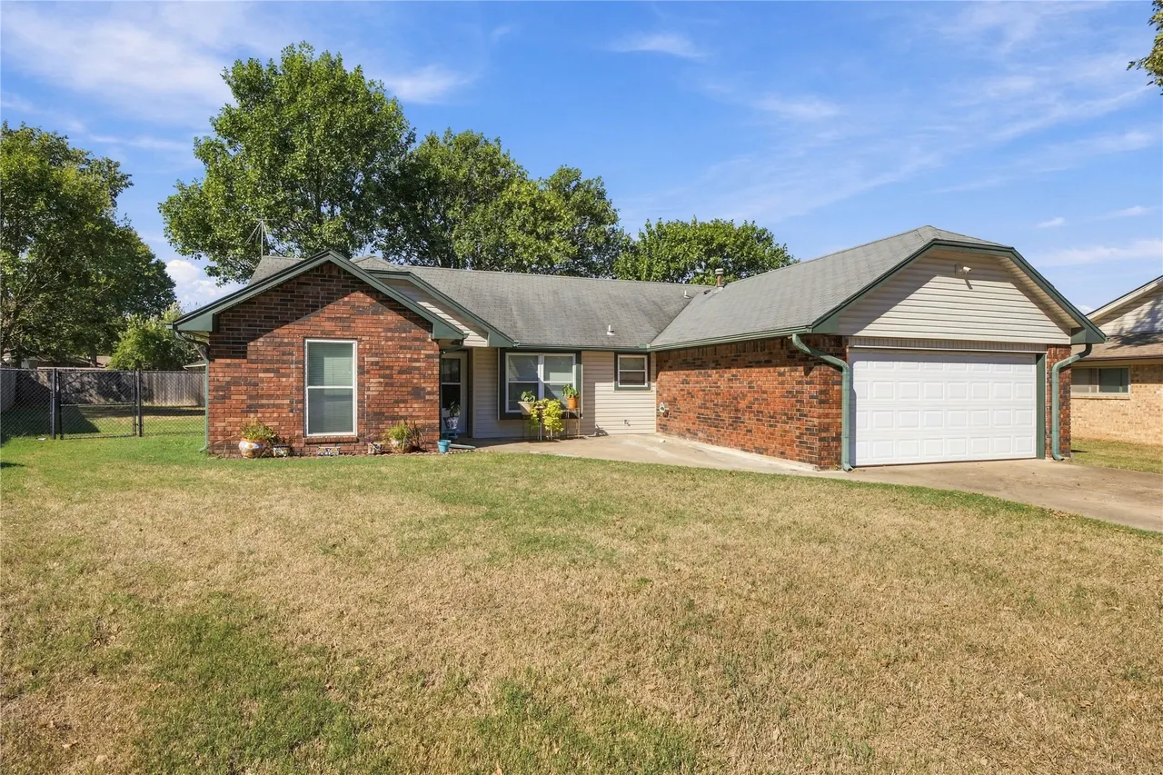 Front exterior — 809 Patterson, Muskogee, OK 74403