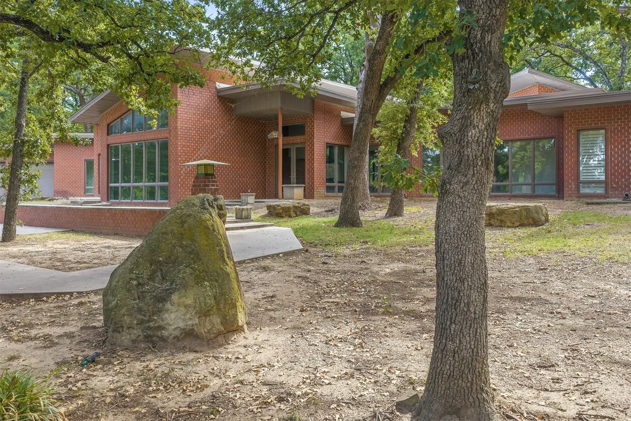 Photo 2 — 260 Country Club Road, Ardmore, OK 73401