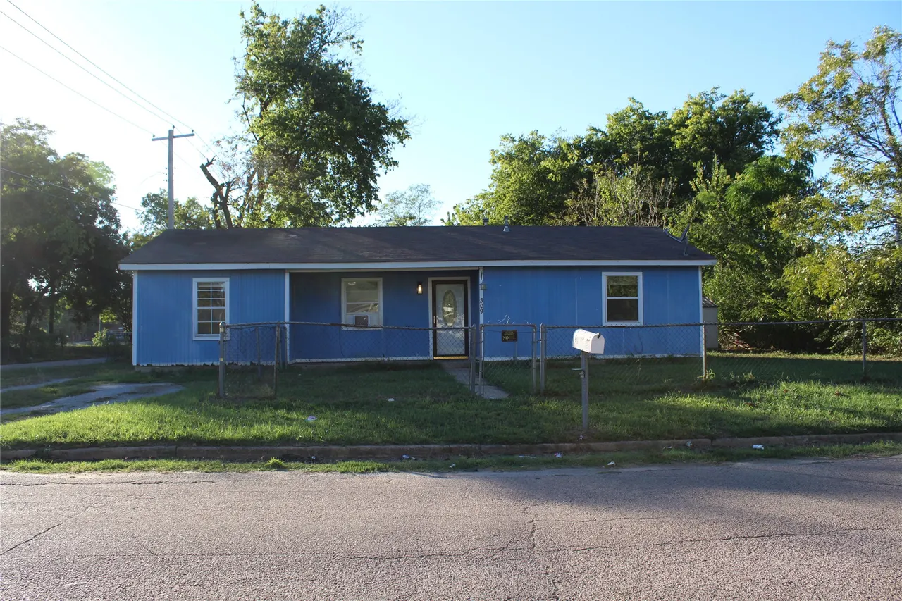 Front exterior — 309 S 3rd Avenue, Durant, OK 74701