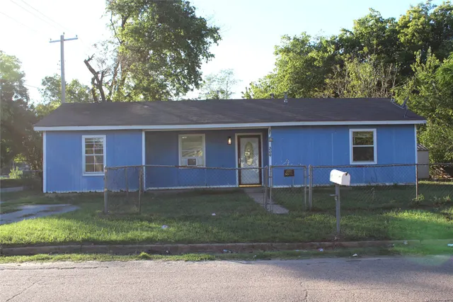 Photo 2 — 309 S 3rd Avenue, Durant, OK 74701