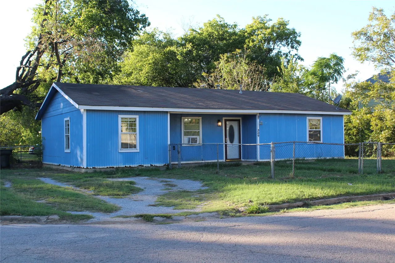 Photo 4 — 309 S 3rd Avenue, Durant, OK 74701