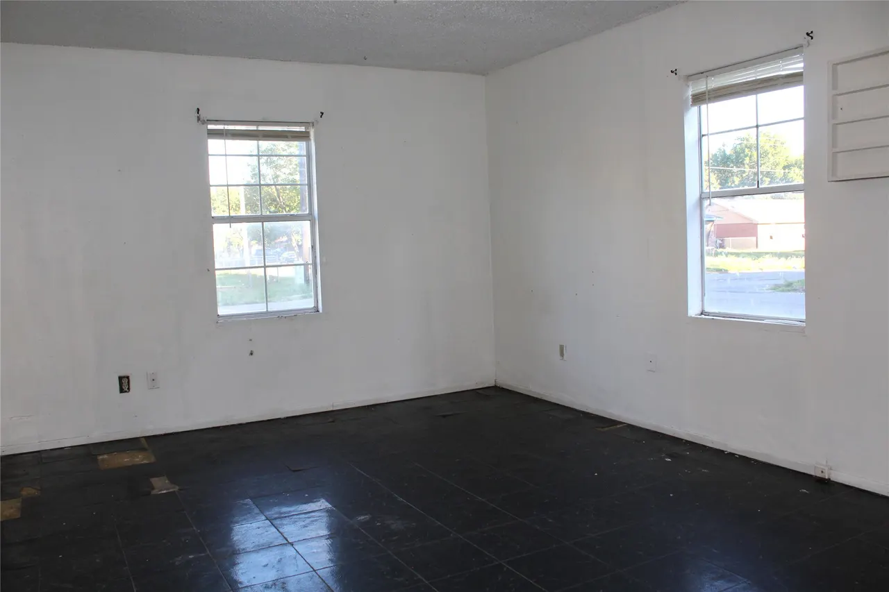 Photo 12 — 309 S 3rd Avenue, Durant, OK 74701