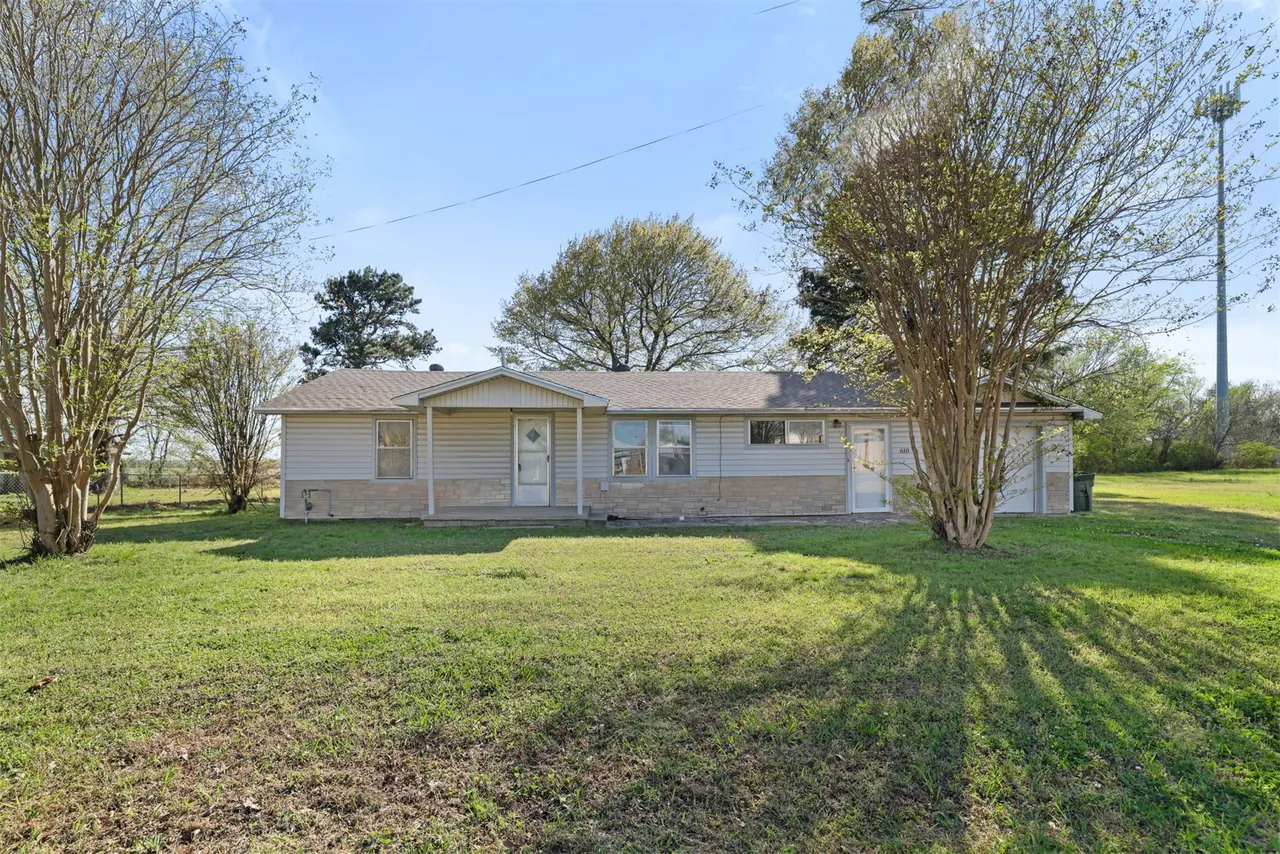 Front exterior — 610 E McKennon, Calera, OK 74730