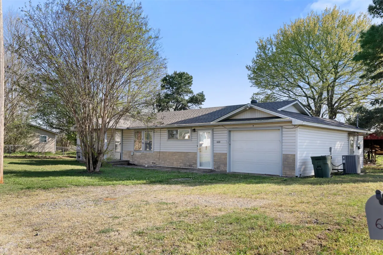 Photo 2 — 610 E McKennon, Calera, OK 74730