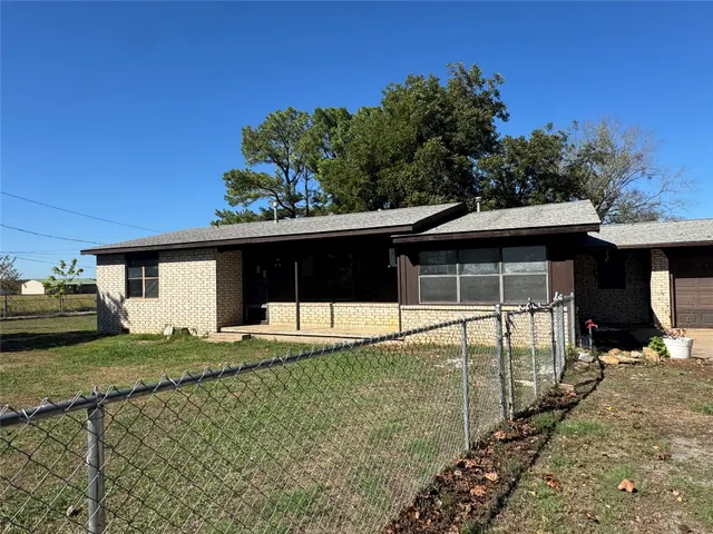 Photo 2 — 815 W Emberton, Hartshorne, OK 74547