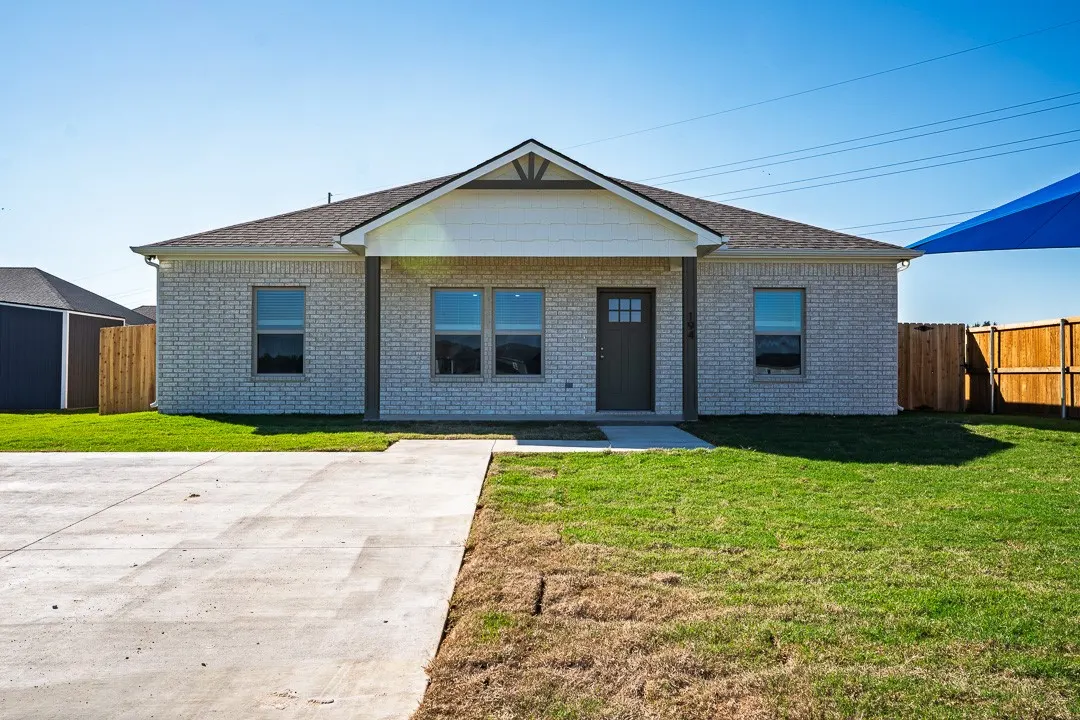 Photo 2 — 194 Premier Street, Durant, OK 74701