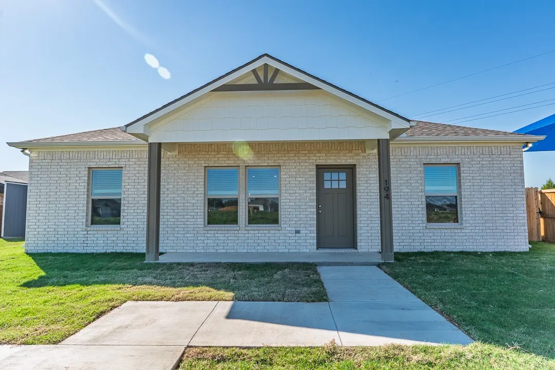 Front exterior — 194 Premier Street, Durant, OK 74701