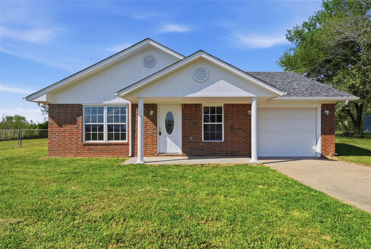 Front exterior — 511 W Cemetery Road, Oktaha, OK 74450