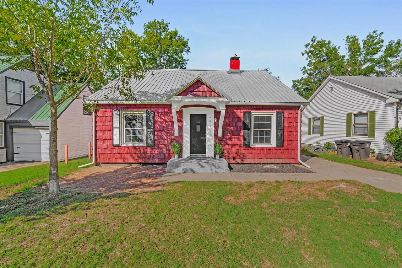 Front exterior — 2015 S Dewey Avenue, Bartlesville, OK 74003