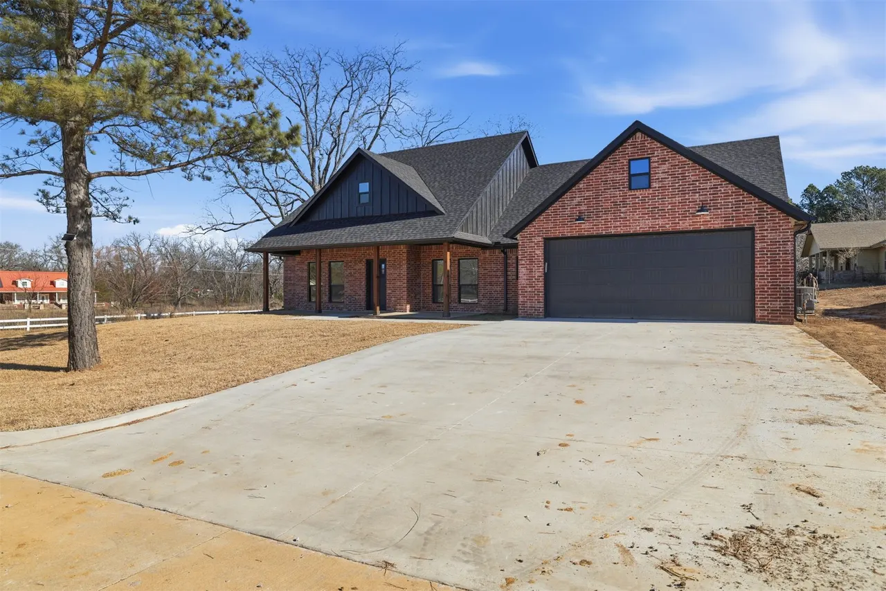 Front exterior — 1906 Boxer Lane, Durant, OK 74701