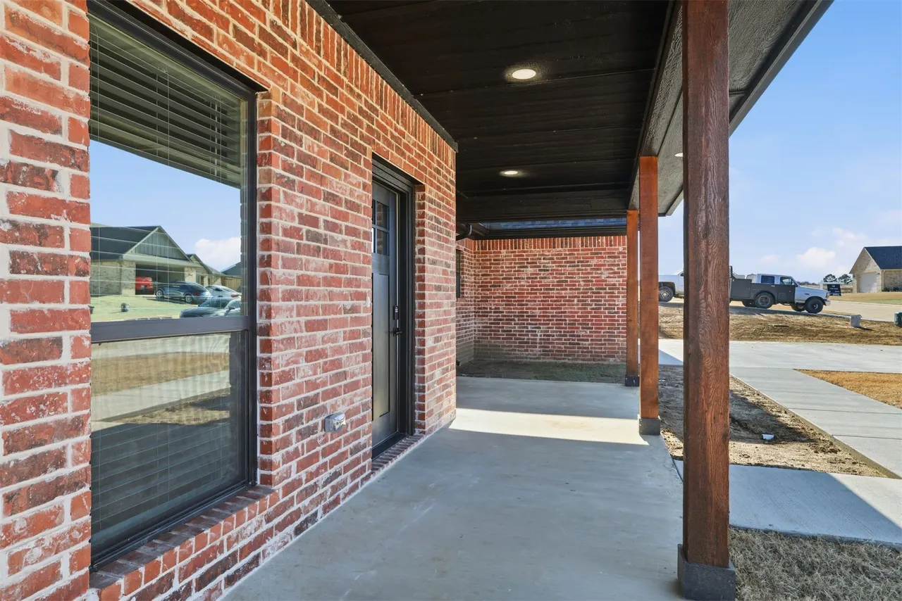 Photo 2 — 1906 Boxer Lane, Durant, OK 74701