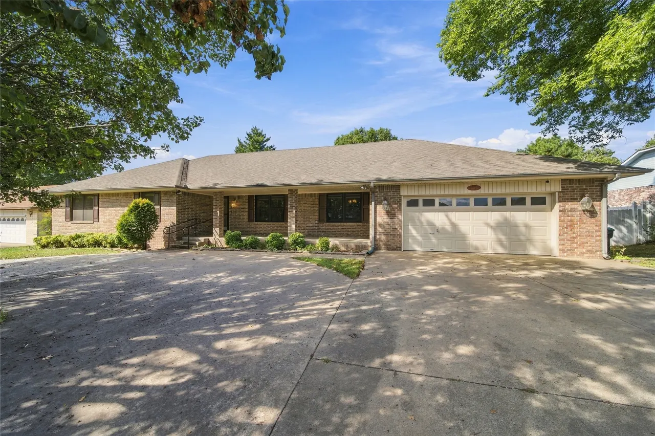 Photo 2 — 604 Chapman Avenue, Tahlequah, OK 74464