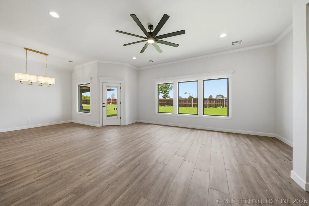 Photo 10 — 1009 S Chickasaw Street, Skiatook, OK 74070