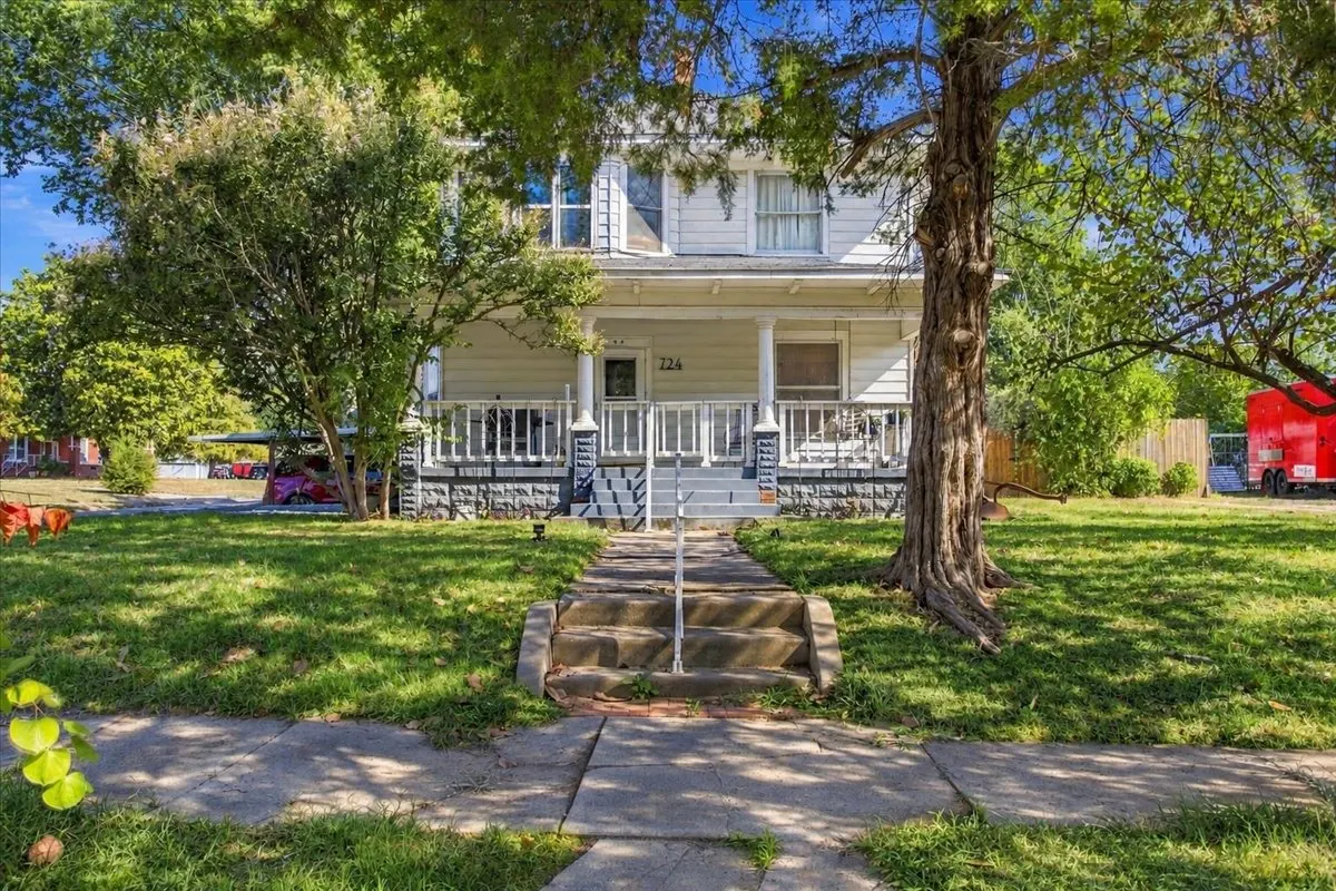 Front exterior — 724 W Cedar Street, Durant, OK 74701