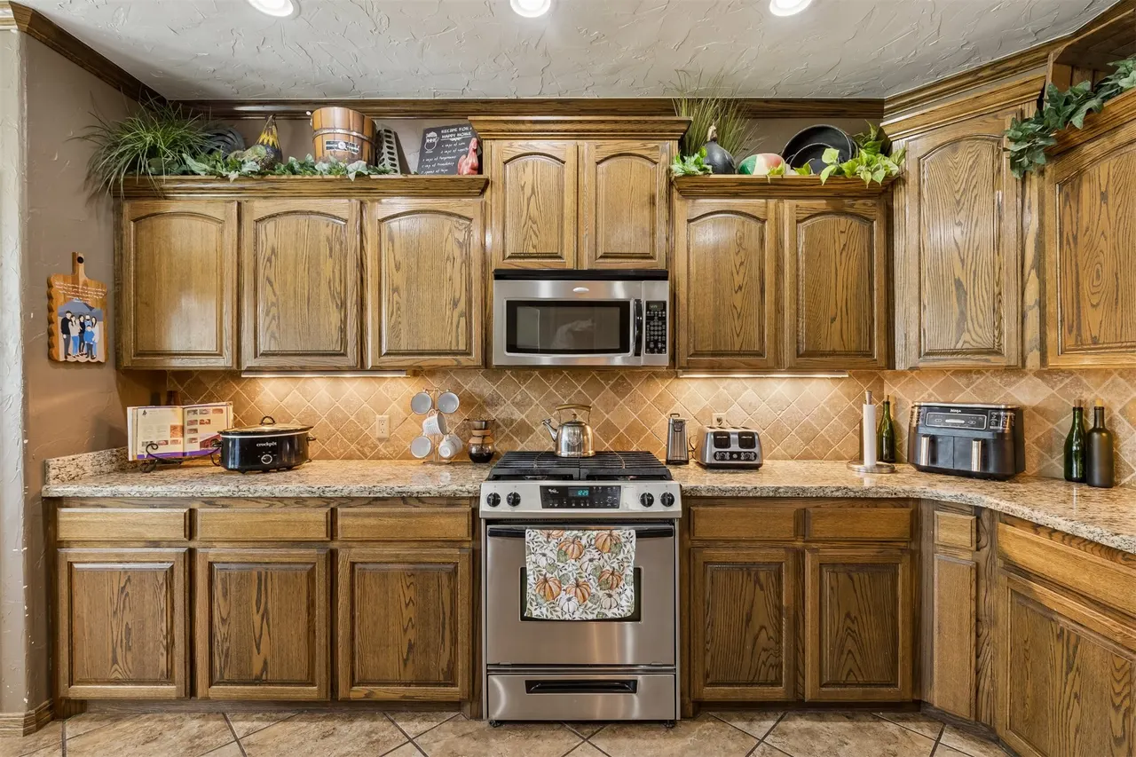 Photo 17 — 923 S Country Club Drive, Cushing, OK 74023