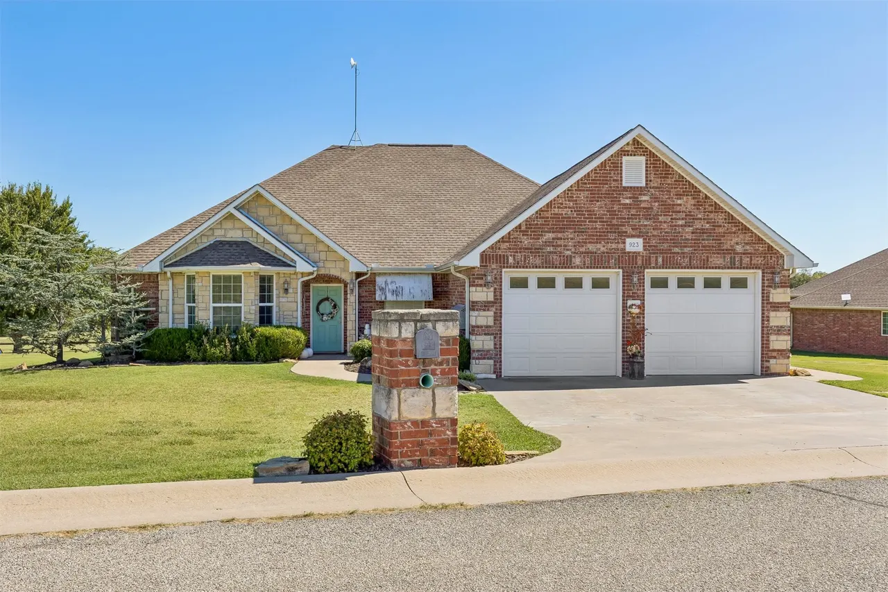 Front exterior — 923 S Country Club Drive, Cushing, OK 74023