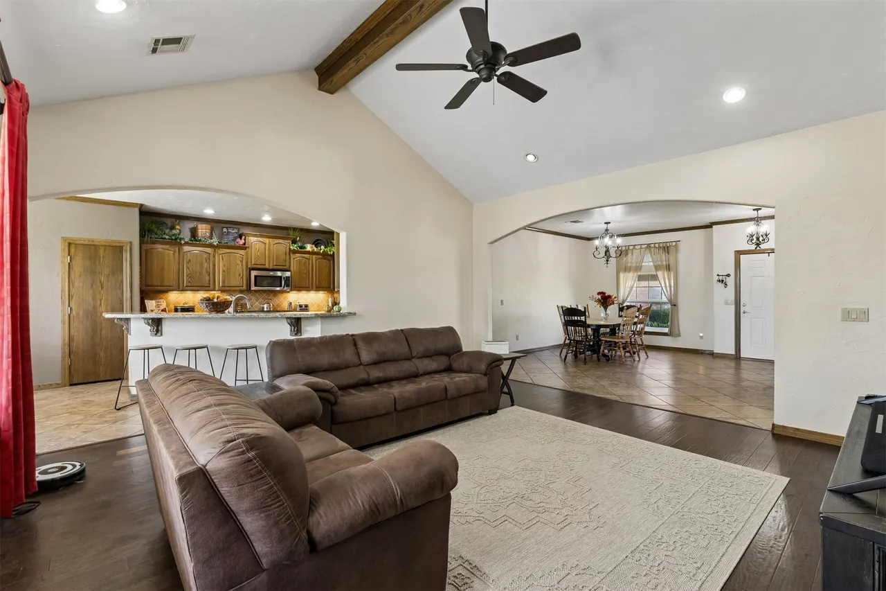 Photo 3 — 923 S Country Club Drive, Cushing, OK 74023