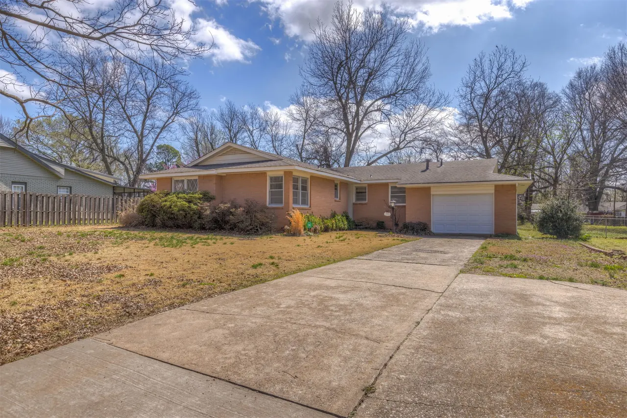 Photo 2 — 316 E Pecan Street, Coweta, OK 74429