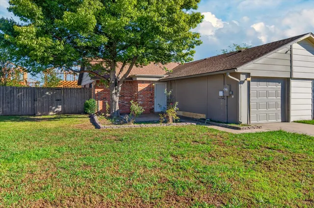Photo 2 — 721 Acorn Drive, Bartlesville, OK 74003