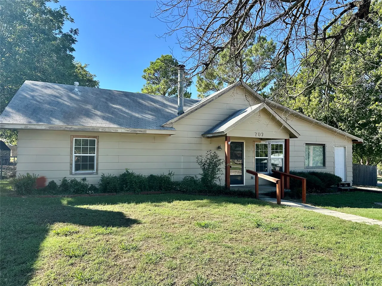 Front exterior — 703 E Wynnewood Avenue, Sulphur, OK 73086
