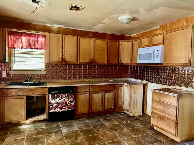 Photo 5 — 703 E Wynnewood Avenue, Sulphur, OK 73086