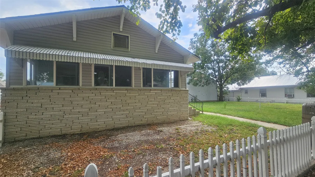 Photo 2 — 214 F Street NW, Miami, OK 74354