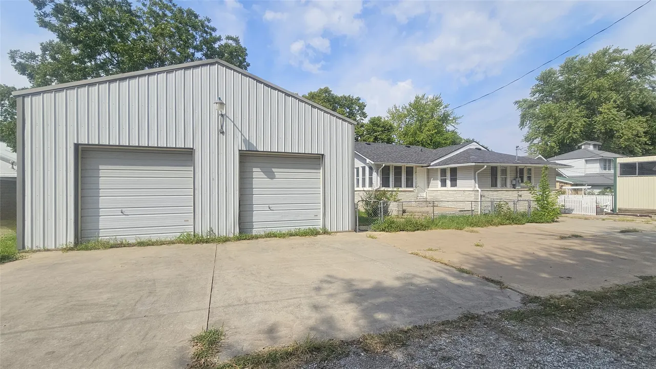 Photo 3 — 214 F Street NW, Miami, OK 74354