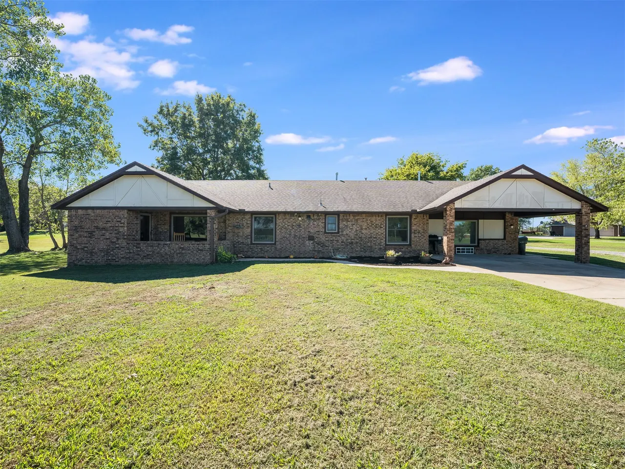 Front exterior — 855 E Lowry Road, Claremore, OK 74017