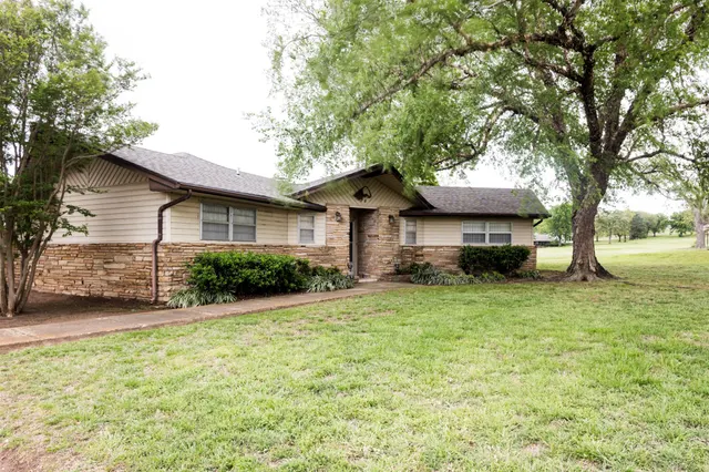 Photo 2 — 28 Aberdeen, Burneyville, OK 73430