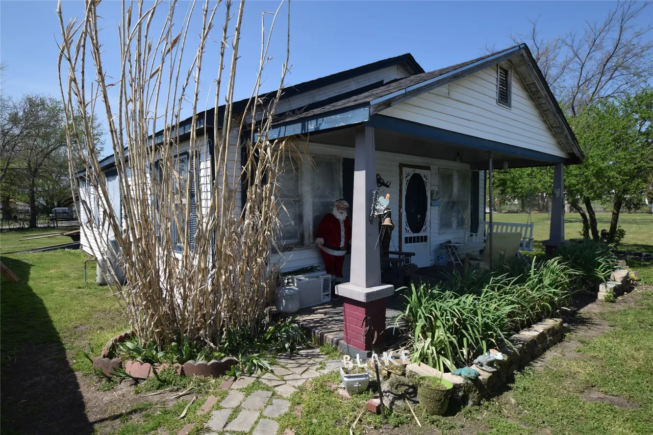 Front exterior — 1 W Pine Street, Stilwell, OK 74960