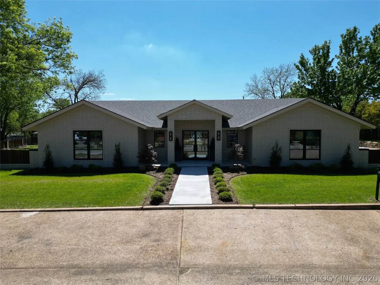 Front exterior — 2200 Cloverleaf Place, Ardmore, OK 73401